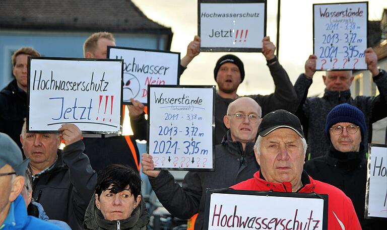 Mit klaren Botschaften empfingen Bürgerinnen und Bürger von Schwarzach im März 2023 den bayerischen Umweltminister Thorsten Glauber. Mit klaren Botschaften empfingen Bürgerinnen und Bürger von Schwarzach im März 2023 den bayerischen Umweltminister Thorsten Glauber.