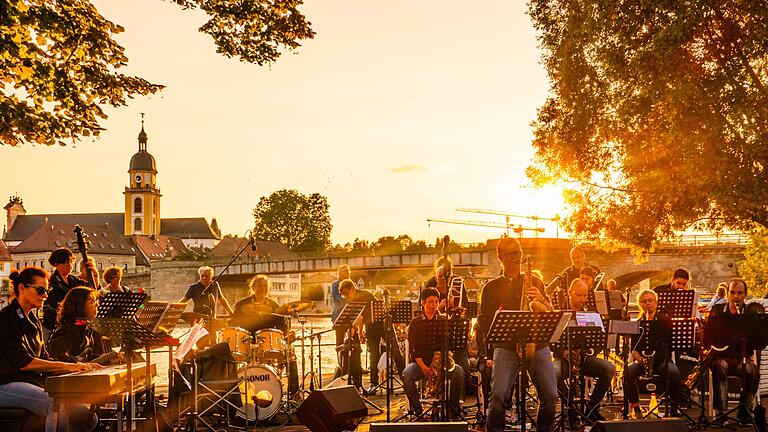 Das Konzert der Big Kitz Band im Jahr 2023 am Stadtbalkon war ein voller Erfolg.