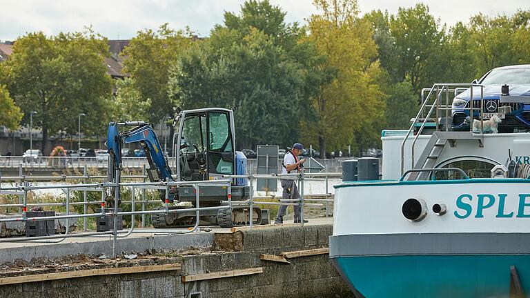 Auf der gesamten Länge der Schleuse Würzburg wird derzeit auf der Wasserseite die oberste Schicht Steine der Schleusenwand ausgebaut. Anschließend soll dort zur Ertüchtigung ein neuer Stahlkantenschutz eingebaut werden.