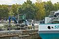 Auf der gesamten Länge der Schleuse Würzburg wird derzeit auf der Wasserseite die oberste Schicht Steine der Schleusenwand ausgebaut. Anschließend soll dort zur Ertüchtigung ein neuer Stahlkantenschutz eingebaut werden.