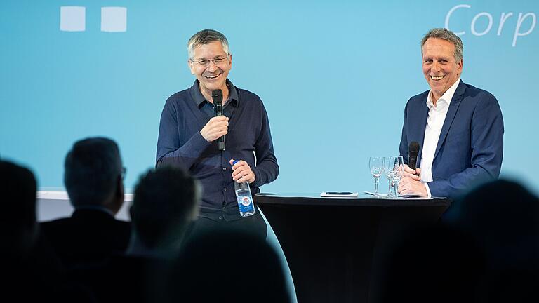 Bayern-Präsident Herbert Hainer (links, mit dem stellvertretenden Chefredakteur der Main-Post, Achim Muth) hat sich am Mittwoch zur geplanten Multifunktionsarena in Würzburg geäußert. Bayern-Präsident Herbert Hainer (links, mit dem stellvertretenden Chefredakteur der Main-Post, Achim Muth) hat sich am Mittwoch zur geplanten Multifunktionsarena in Würzburg geäußert.