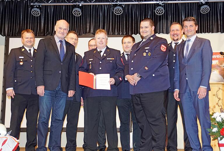 Harald Heinlein (Mitte) bekam aus den Händen des Kreisjugendwart Dominik Olbrich (3. von rechts) die "Ehrennadel der Jugendfeuerwehr Bayern in Gold" verliehen. Der Hausener Jugendwart hat sich um den Aufbau und die Förderung der Jugendfeuerwehr im Ort verdient gemacht. Harald Heinlein (Mitte) bekam aus den Händen des Kreisjugendwart Dominik Olbrich (3. von rechts) die "Ehrennadel der Jugendfeuerwehr Bayern in Gold" verliehen. Der Hausener Jugendwart hat sich um den Aufbau und die Förderung der Jugendfeuerwehr im Ort verdient gemacht.