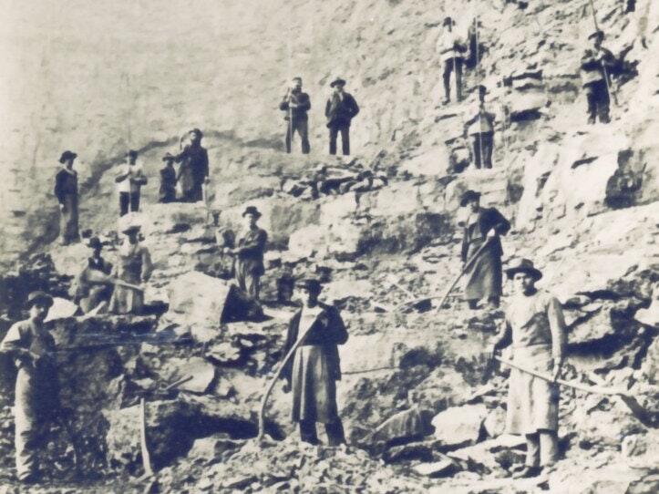 Mit Schlageisen bohrten die Arbeiter 1905 die Sprenglöscher im Steinbruch, mit Pickel und Schaufel trugen sie das abgesprengte Gestein ab. Mit Schlageisen bohrten die Arbeiter 1905 die Sprenglöscher im Steinbruch, mit Pickel und Schaufel trugen sie das abgesprengte Gestein ab.