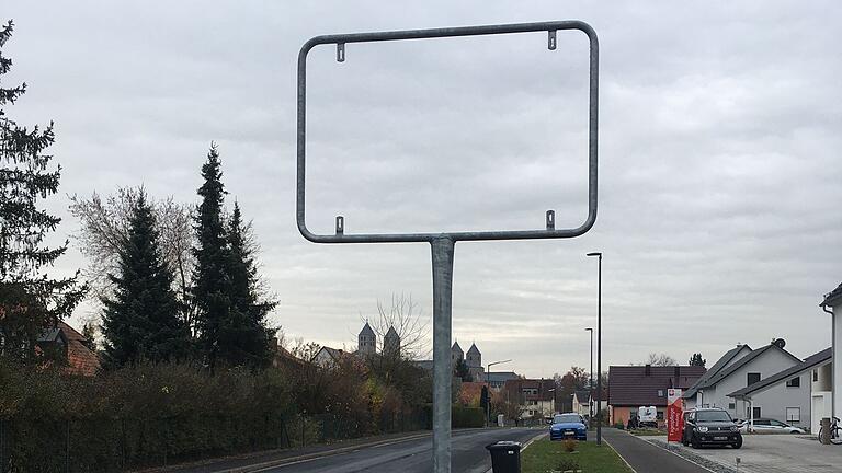 Hier fehlt doch was: In Gerlachshausen kam vor gut einem Jahr das Ortsschild entlang der Kreisstraße weg. Nur einer von 22 Fällen seit Sommer 2019.