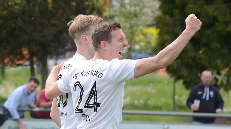 Sebastian Fries (rechts), früher Spieler des Würzburger FV 04, warf mit dem TSV Karlburg seinen Ex-Verein aus dem Totopokal-Wettbewerb. Er selbst erzielte sowohl ein Tor in der regulären Spielzeit als auch im Elfmeterschießen. Das Foto zeigt ihn am 6. Mai&nbsp;im Landesliga-Spiel gegen Dampfach.