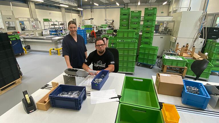 Die Mainfränkischen Werkstätten haben ihren neuen Betrieb in Nantenbach in Betrieb genommen. Er ersetzt der früheren Standort in Gemünden. Das Bild zeigt Werkstattleiterin Jennifer Schmitt und Patrick Peter an dessen Arbeitsplatz in einer der beiden Montagehallen.