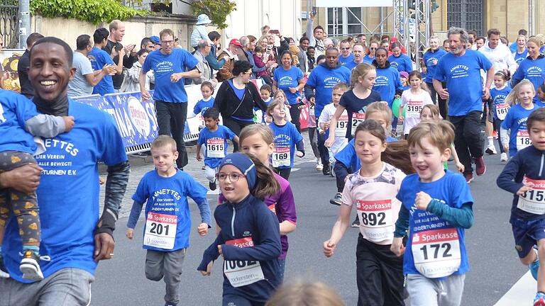 Beim Residenzlauf wieder mit dabei: die Läuferinnen und Läufer mit den blauen T-Shirts vom Würzburger Verein 'Annettes Kinderturnen'.