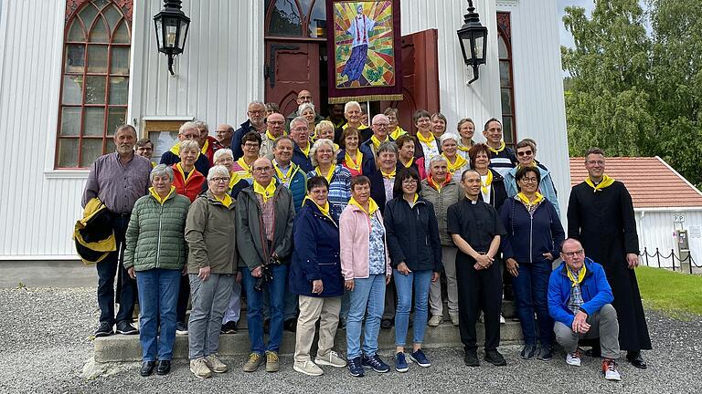 Die Pilgergruppe aus der Pfarreiengemeinschaft Liborius Wagner Markt Stadtlauringen vor der neu eingeweihten St. Barbarakirche Kongsberg, Norwegen, nach der gemeinsamen Messfeier mit dem dortigen Pfarrer P. Khiem und mit Pfarrer Dr. Eugen Daigeler.