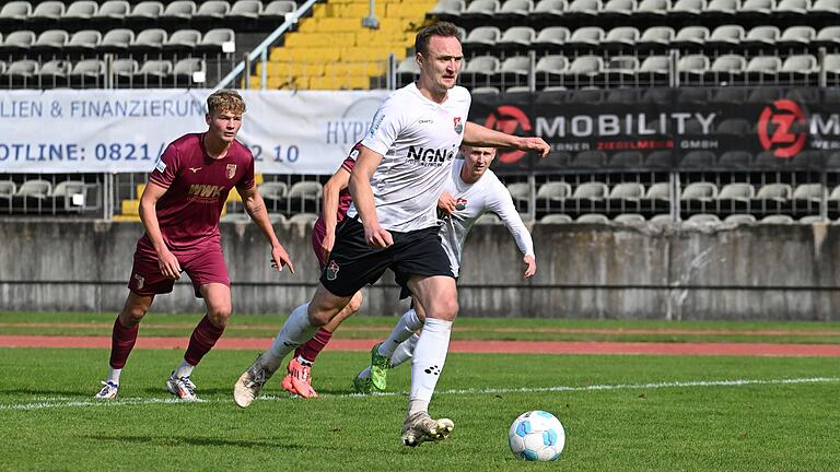 Marco Nickel (vorne) vom TSV Aubstadt zeigte an seiner alten Wirkungsstätte keine Nerven und traf zweimal vom Elfmeterpunkt.