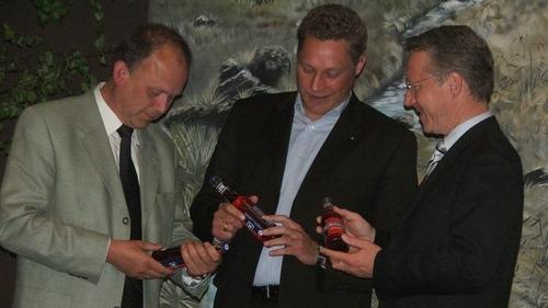 Am Rand des Festaktes 40 Jahre Naturpark Bayerische Rhön ließ sich Umweltminister Werner Schnappauf von Michael Geier (links) und Peter-Bräu-Geschäftsführer Peter Kowalski (Mitte) über das derzeit wohl erfolgreichste Produkt aus der Rhön, die Bionade, informieren.       -  Am Rand des Festaktes 40 Jahre Naturpark Bayerische Rhön ließ sich Umweltminister Werner Schnappauf von Michael Geier (links) und Peter-Bräu-Geschäftsführer Peter Kowalski (Mitte) über das derzeit wohl erfolgreichste Produkt aus der Rhön, die Bionade, informieren.