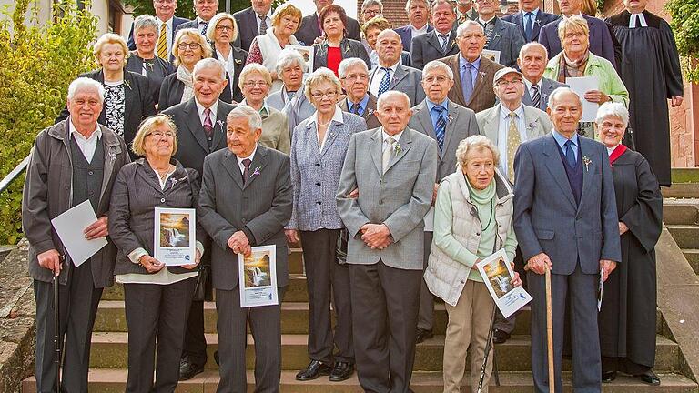 Vor 50, 60, 65, 70 und 75 Jahren konfirmiert: Pfarrer Gunnar Zwing und Lektorin Helma Künstler gratulierten den Jubelkonfirmanden, die vor Jahrzehnten in der Pfarrkirche St. Jakobus in Mittelsinn ihr erstes Abendmahl empfingen.