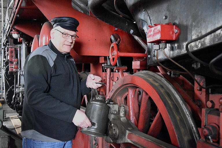 Jürgen Steinmann füllt Öl ins Stangenlager.