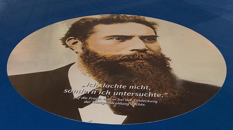 War um einen guten Spruch nicht verlegen: Wilhelm Conrad Röntgen (1845-1923) als übergroßes Konterfei auf dem Boden der Sonderausstellung.