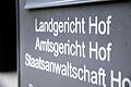 Landgericht Hof       -  Da die Angeklagten bei ihrer Flucht mit einem Auto einen Wildunfall verursacht haben sollen, wurden sie demnach gefasst und sitzen seitdem in Untersuchungshaft. (Archivbild)