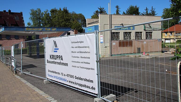 Die ehemalige Tankstelle Thomas an der Schallfelder Straße wird abgerissen. Auf dem Gelände sollen 18 Wohnungen entstehen. Widerstand kommt allerdings aus der Nachbarschaft. Die ehemalige Tankstelle Thomas an der Schallfelder Straße wird abgerissen. Auf dem Gelände sollen 18 Wohnungen entstehen. Widerstand kommt allerdings aus der Nachbarschaft.