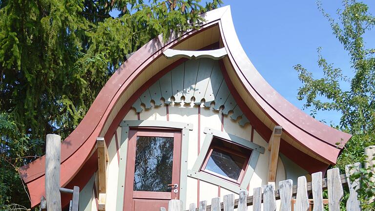 Originelle Übernachtungsmöglichkeit: das Elfen- und Feenbaumhaus im Leinacher Schäferwagenhotel.