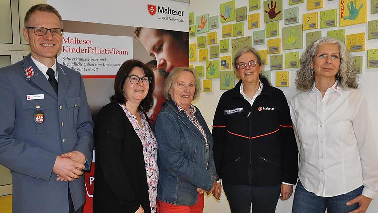 Anlässlich der Spende kamen in den Räumen des Kinderpalliativteams zusammen (von links): Stefan Dobhan,&nbsp;Jana Lorenz-Eck, Monika Demmich, Elke Schellenberger und Christine Kroschewski.