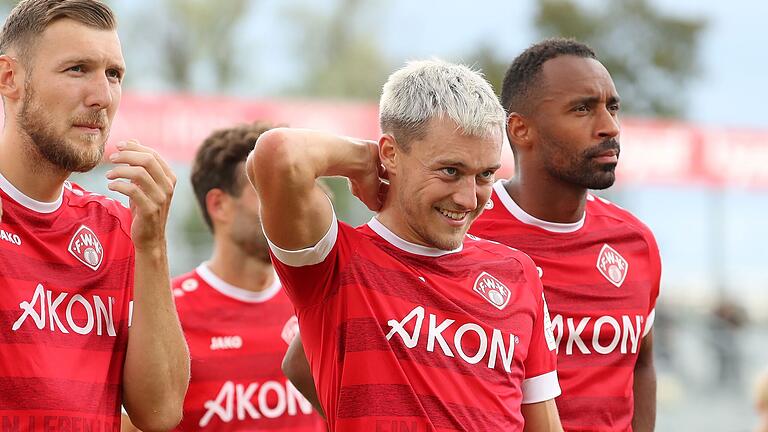 Thomas Haas (Mitte) ist nach dem 2:0-Sieg der Würzburger Kickers gegen Bayern München II neben Yannick Scholz (links) und Saliou Sané sichtlich gut gelaunt. Thomas Haas (Mitte) ist nach dem 2:0-Sieg der Würzburger Kickers gegen Bayern München II neben Yannick Scholz (links) und Saliou Sané sichtlich gut gelaunt.