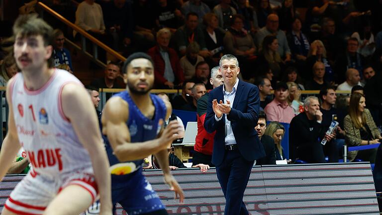 Dejan Mihevc (im Hintergrund) stand am Samstag in Crailsheim an der Seitenlinie und coachte die Würzburg Baskets zum Sieg.