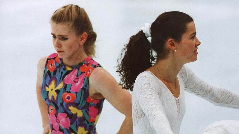 Nancy Kerrigan (r) undTonya Harding.jpeg       -  Keines Blickes würdigen sich die beiden amerikanischen Eiskunstläuferinnen Tonya Harding (l) und Nancy Kerrigan während des Trainings im Februar 1994 in der Eishalle von Hamar/Norwegen.