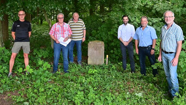 So wie dieser Dreimärker sollen in Zukunft mehrere Grenzsteine markiert und für die Öffentlichkeit zugänglich gemacht werden, dank einer Förderung aus dem Leader-Regionalbudget. Das Bild zeigt (von links) Wegewart Bernd Leuchtweis, Leader-Vorsitzender Alfred Beetz, Ortschaftsratsvorsitzender Gerchsheim Heinz Schmitt, Bürgermeister Großrinderfeld Johannes Leibold, Ortschaftsratsvorsitzender Ilmspan Hubert Kraus und Mitinitiator Walter Kees.