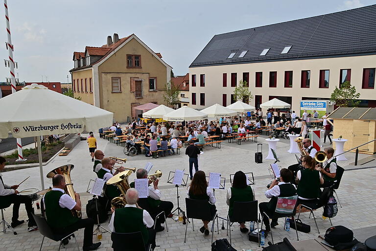 Der Beginn der Bartholomäus-Kirchweih fand auf dem neu gestalteten Rathausplatz statt. Der CSU-Ortsverband übernahm die Bewirtung, nachdem Bürgermeister Klaus Schmidt die Kirchweih offiziell eröffnet hatte. Zur Unterhaltung spielte die DJK-Blaskapelle.