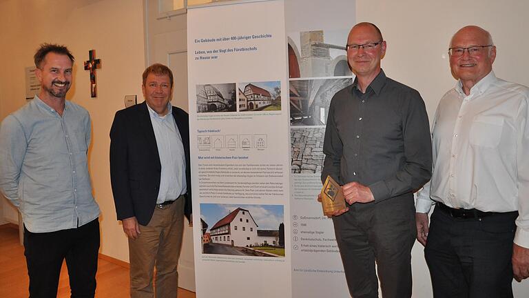 Sie waren bei der Eröffnung der Ausstellung über fränkische Baukultur dabei: v.l. Architekt Stefan Schlicht, ALE-Leiter Jürgen Eisentraut, Gebäudesanierer Eberhard Hahn und Wolfgang Borst, Vorsitzender der Hofheimer Allianz.