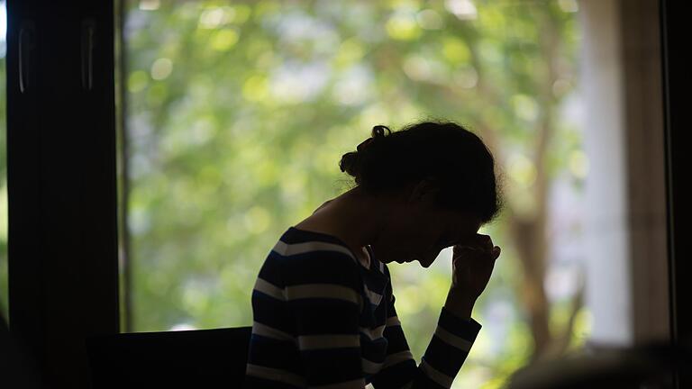 Person hält sich traurig-verzweifelt den Kopf.jpeg       -  Wer dauerhaft unter großem Stress steht, hat ein erhöhtes Risiko, psychische Erkrankungen zu entwickeln.