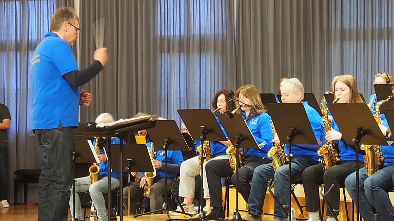 2014 wurde das Saxorchester, unter der Leitung von Kuno Holzheimer gegründet. Zur Eröffnung der Feierlichkeit im großen Saal, erklang Happy Birthday in drei verschiedenen Interpretationen - 2014 wurde das Saxorchester, unter der Leitung von Kuno Holzheimer gegründet. Zur Eröffnung der Feierlichkeit im großen Saal, erklang Happy Birthday in drei verschiedenen Interpretationen 2014 wurde das Saxorchester, unter der Leitung von Kuno Holzheimer gegründet. Zur Eröffnung der Feierlichkeit im großen Saal, erklang Happy Birthday in drei verschiedenen Interpretationen - 2014 wurde das Saxorchester, unter der Leitung von Kuno Holzheimer gegründet. Zur Eröffnung der Feierlichkeit im großen Saal, erklang Happy Birthday in drei verschiedenen Interpretationen