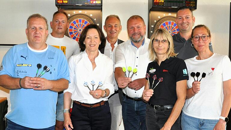 Auf dem Foto: Thomas Singvogel (Dartteam Gut Drauf, Goßmannsdorf), Thorsten Ellmann (Station Regenbogen), stv. Landrätin Christine Bender (LK Schweinfurt), Bürgermeister Horst Herbert (Kolitzheim), Schirmherr Landrat Thomas Thomas Eberth, Sabine Henkelmann (Keller-Darter, SV Kolitzheim), Steffen Bonfig (Vorstandsteam SV Kolitzheim), Nadja Haupelsdörfer (Vorstandsteam SV Kolitzheim).