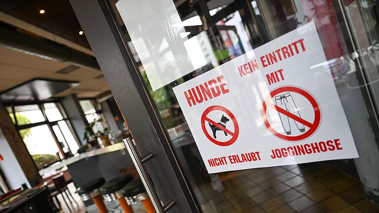 Pforzheimer Cafébetreiber verbietet Jogginghosen       -  Ein Schild am Eingang weist darauf hin, wer und was nicht in das Café darf.