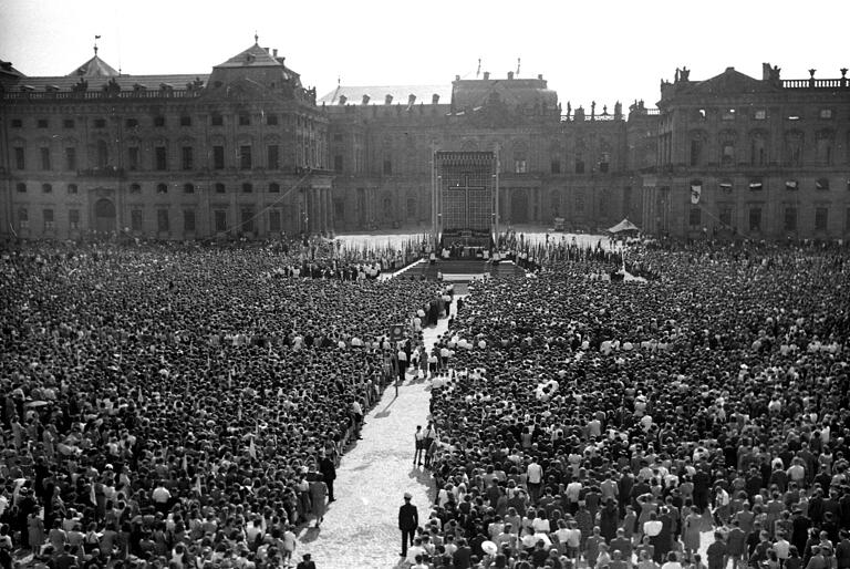 Eine riesige Menschenmenge erwartete am 7. Juli 1949 auf dem Residenzplatz in Würzburg die Rückkehr der Frankenapostel.