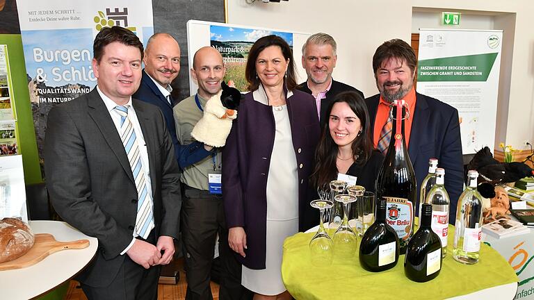 Großes Interesse an der Naturpark-Präsentation. Am Rhöner Stand trafen sich (von links): Sandro Kirchner, Klaus Spitzl, Naturpark-Ranger Daniel Scheffler, Landtagspräsidentin Ilse Aigner, Steffen Vogel, Wanderwege-Koordinatorin Larissa Renninger und Gerald Pittner.