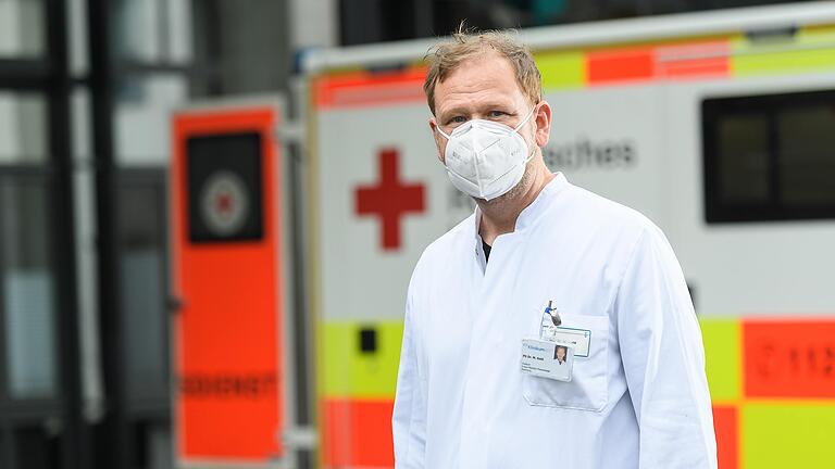 Dr. Matthias Held, Ärztlicher Direktor am Klinikum Würzburg Mitte, steht vor der Notaufnahme der Missioklinik in Würzburg. Die aktuelle Lage sei nicht stabil, sagt er.