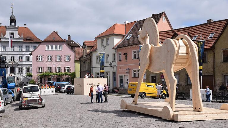 Mit einem Trojanischen Pferd warb das Knauf-Museum 2018 am Iphöfer Marktplatz für eine Sonderausstellung. Mehr solcher Attraktionen wünscht sich mancher Stadtrat.&nbsp;