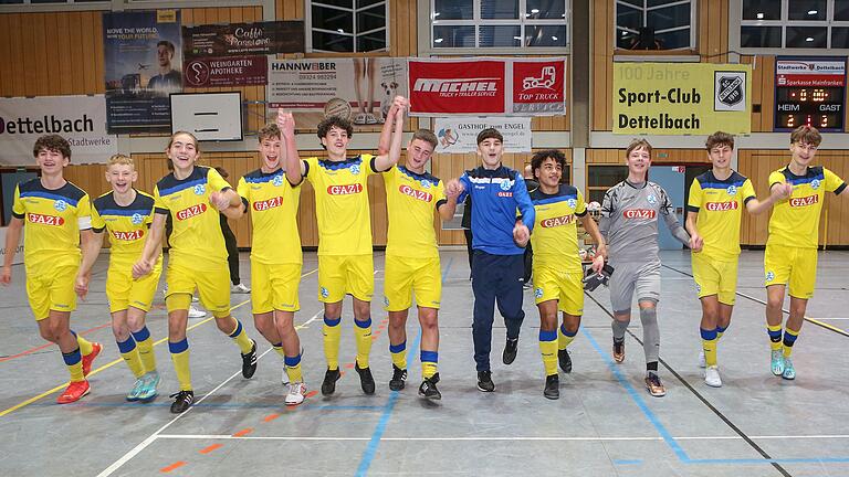 Jubelten überraschend in Dettelbach: Der U-16-Nachwuchs der Stuttgarter Kickers hat den Norit-Cup gewonnen. Im Endspiel besiegten sie den 1. FC Nürnberg.