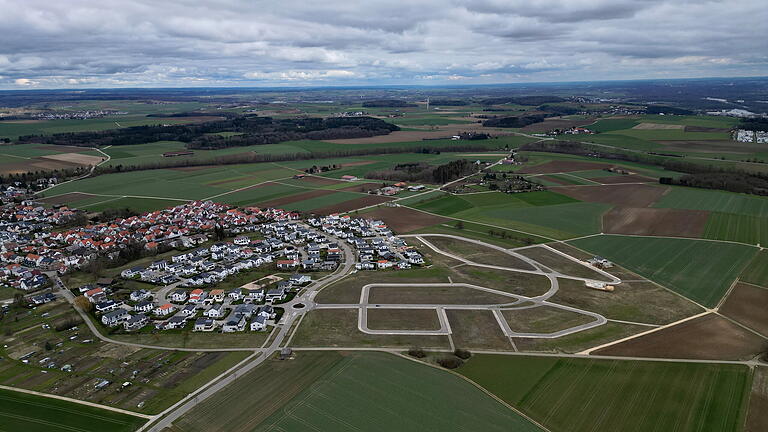 Ulm Jungingen - Neubaugebiet an der Harlacher Straße       -  Die Straßen sind schon da. Doch wann die Häuser kommen, weiß nach der zweiten Klage niemand: das Baugebiet 'Unter dem Hart' in Ulm-Jungingen.