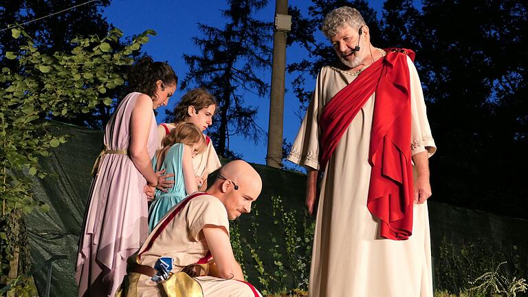 Im Open-Air-Stück 'Ein Sommernachts-Traum(a)' des Krimikeller Rothenfels gerät das Liebesleben einiger gehörig durcheinander. Im Open-Air-Stück 'Ein Sommernachts-Traum(a)' des Krimikeller Rothenfels gerät das Liebesleben einiger gehörig durcheinander.