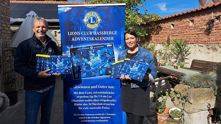 Lions-Präsidentin Stefanie Schleicher und Adventskalender-Koordinator Hans-Joachim Brandt geben den Startschuss für den Verkauf des Lions-Adventskalenders 2024. Lions-Präsidentin Stefanie Schleicher und Adventskalender-Koordinator Hans-Joachim Brandt geben den Startschuss für den Verkauf des Lions-Adventskalenders 2024.
