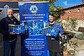 Lions-Präsidentin Stefanie Schleicher und Adventskalender-Koordinator Hans-Joachim Brandt geben den Startschuss für den Verkauf des Lions-Adventskalenders 2024.