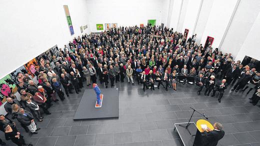 Volles Haus: Dicht gedrängt standen die Gäste in der Großen Halle. Am Rednerpult steht Otto Letze aus Tübingen, der die Ausstellung mitinitiiert hat. Volles Haus: Dicht gedrängt standen die Gäste in der Großen Halle. Am Rednerpult steht Otto Letze aus Tübingen, der die Ausstellung mitinitiiert hat.