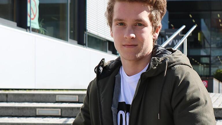 Jobprämie       -  Sebastian Sutter pendelt zum Studium nach Österreich.