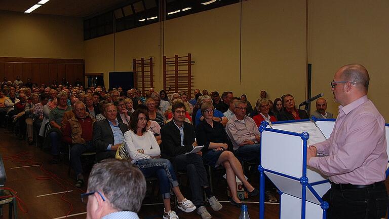 Mehr als 300 Bürger kamen am Freitagabend zur Bürgerversammlung, die von einem Thema bestimmt wurde: das Ärtzehaus Prichsenstadt. Bürgermeister René Schlehr (am Pult) und die Ärzte Eleonora Rieger und Alexander Schöpfel (erste Reihe von links) standen im Mittelpunkt der Versammlung.