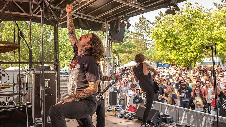 Würzburger Thrash Metal gab es am Samstag auf der Trailerstage von der Band Zerre. Die kleinere Bühne, ehemals Garagenbühne genannt, bediente auch in diesem Jahr wieder die alternativen Musikgenres am Umsonst und Draußen. Würzburger Thrash Metal gab es am Samstag auf der Trailerstage von der Band Zerre. Die kleinere Bühne, ehemals Garagenbühne genannt, bediente auch in diesem Jahr wieder die alternativen Musikgenres am Umsonst und Draußen.