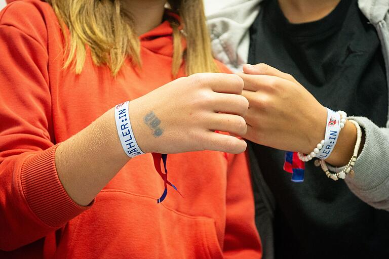 Wer mag, bekommt nach dem Gang zur Urne ein Bändchen und einen Stempel. Wer mag, bekommt nach dem Gang zur Urne ein Bändchen und einen Stempel.