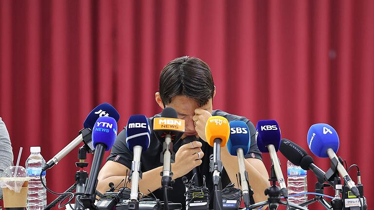 Pressekonferenz Son Jun-ho - Son wurde zuvor lebenslänglich in China wegen Manipulationsvorwürfen vom Fußball ausgeschlossen. Pressekonferenz Son Jun-ho - Son wurde zuvor lebenslänglich in China wegen Manipulationsvorwürfen vom Fußball ausgeschlossen.