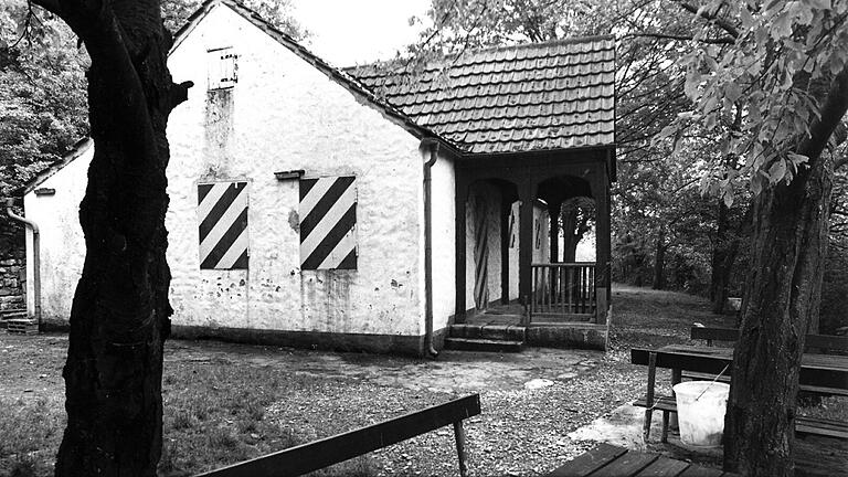 Die Faltes-Hütte im Jahr 1989, zur Feier des 50-jährigen Bestehens. Benannt ist sie nach dem Vater der Würzburger Bergsteiger, Heribert Faltenbacher. Die Faltes-Hütte im Jahr 1989, zur Feier des 50-jährigen Bestehens. Benannt ist sie nach dem Vater der Würzburger Bergsteiger, Heribert Faltenbacher.