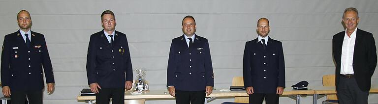 Die Leitung der Feuerwehr in Unterspiesheim wurde neu gewählt. Benedikt Schuster verlässt nach 18 jähriger Tätigkeit als stellvertretender Kommandant die Führungsriege. Im Bild von links: Kreisbrandmeister Daniel Scheller (Stammheim), stellvertretender Kommandant Christian Pretscher, erster Kommandant Michael Kirchner, Benedikt Schuster und Bürgermeister Horst Herbert. Die Leitung der Feuerwehr in Unterspiesheim wurde neu gewählt. Benedikt Schuster verlässt nach 18 jähriger Tätigkeit als stellvertretender Kommandant die Führungsriege. Im Bild von links: Kreisbrandmeister Daniel Scheller (Stammheim), stellvertretender Kommandant Christian Pretscher, erster Kommandant Michael Kirchner, Benedikt Schuster und Bürgermeister Horst Herbert.