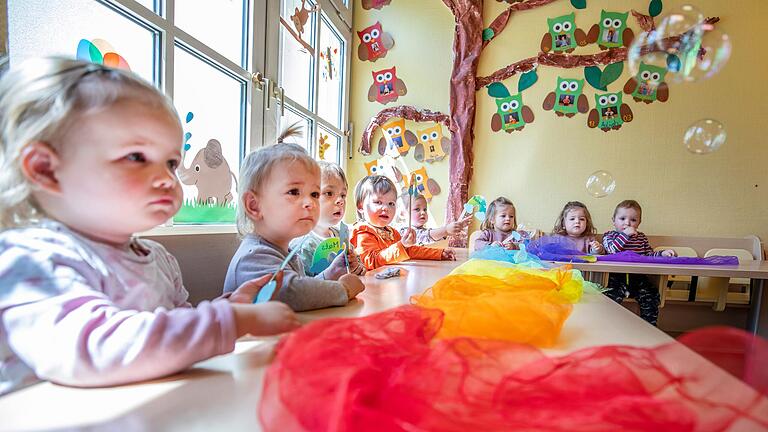Glücklich sind die Eltern, die einen Betreuungsplatz für ihren Nachwuchs haben. Das Archivbild aus dem Mai 2023 zeigt Kinder der Kita 'An den Linden' in Oberspiesheim. In Gerolzhofen werden ab September voraussichtlich über 20 Krippen-Plätze fehlen.