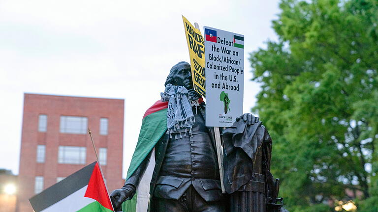 Nahostkonflikt - Proteste an US-Unis.jpeg       -  Eine Statue von George Washington ist mit einer palästinensischen Flagge versehen. Studenten der George-Washington-Universität üben Protest gegen den Krieg zwischen Israel und der Hamas.